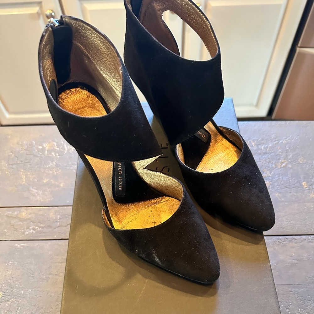 Anthropologie Pied Juste Cut Out
Pointy Wedge Black